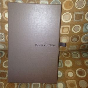 Louis button wallet box