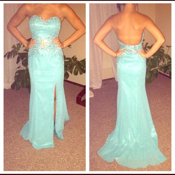 Dresses & Skirts - Gorgeous blue prom dress!