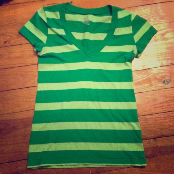 Old Navy V neck tee