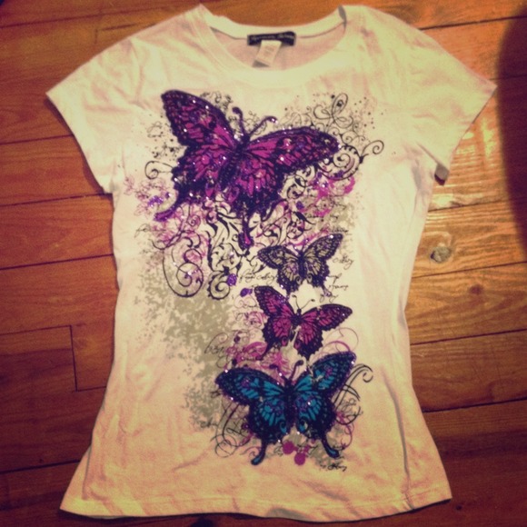 Basic fitted white tee with butterfly design.