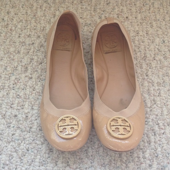 Tory Burch nude patent logo flats Caroline 9M
