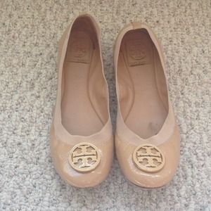 Tory Burch nude patent logo flats Caroline 9M