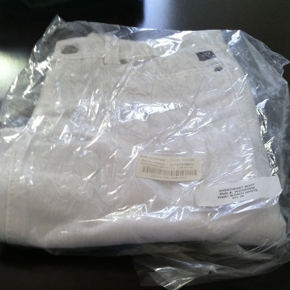 Serfontaine sweetheart boot white denim jeans