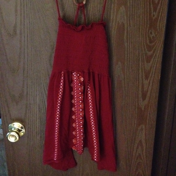 Super cute tribal designed top w/ crisscross back
