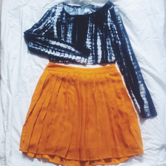 Pleated yellow skirt