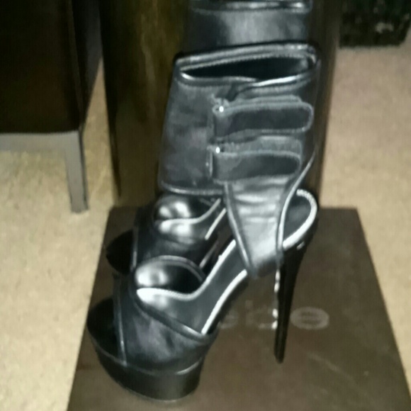 BEBE Shana Black Peep Toe High Heels Size: 8