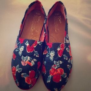 Women's 8.5 TOMS