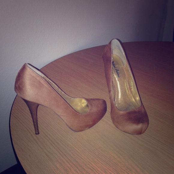 Shoes - Size 6 tan suede heels