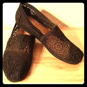 Like new black lace Toms