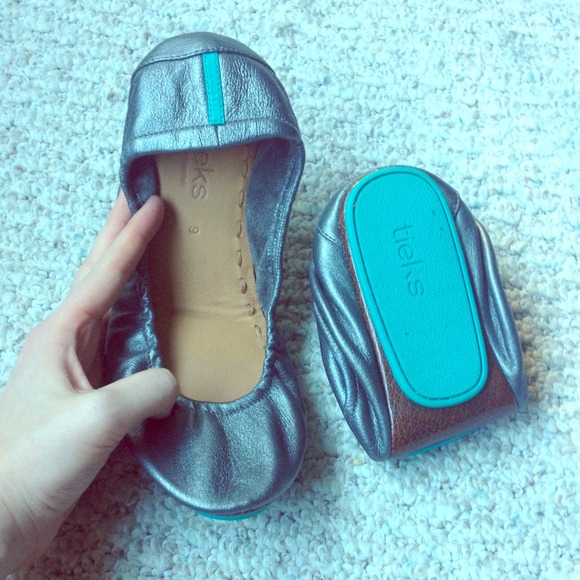 Metallic pewter Tieks size 9 almost new