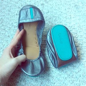 Metallic pewter Tieks size 9 almost new