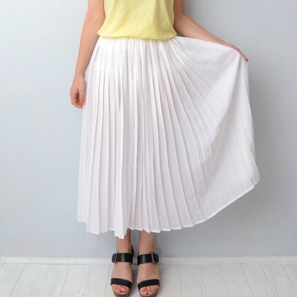 White pleated Skirt ⛔️⛔️sold⛔️⛔️ - Picture 2 of 3