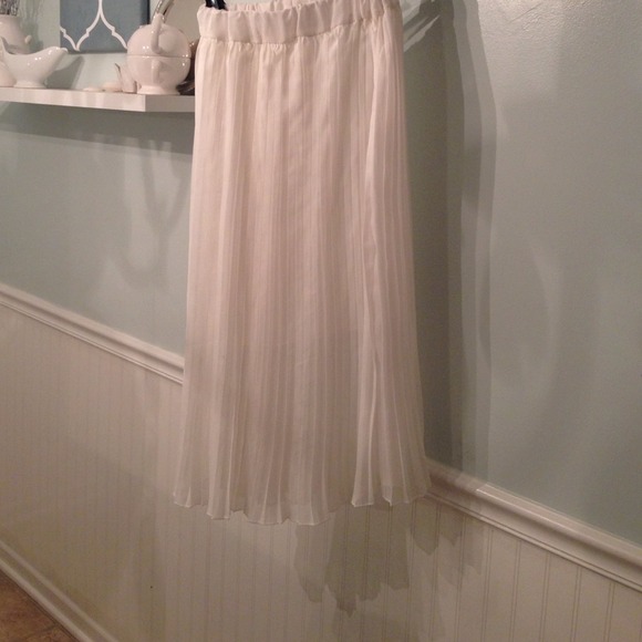 White pleated Skirt ⛔️⛔️sold⛔️⛔️ - Picture 3 of 3