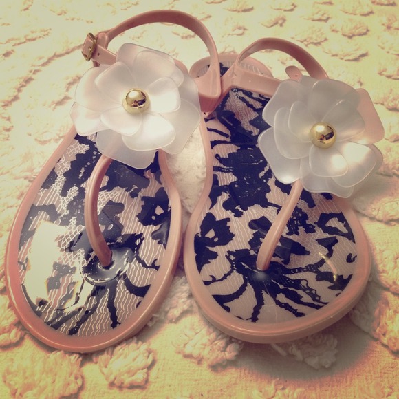 Chinese Laundry Shoes - 🔴Chinese Laundry Flower Thong Sandals!