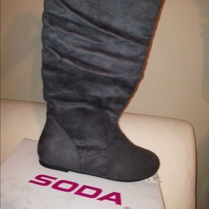 Gray boots.. Brand new never been worn!!