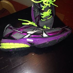 🎉🎉Women's Running shoes -BROOKS Raveena 4's!🎉