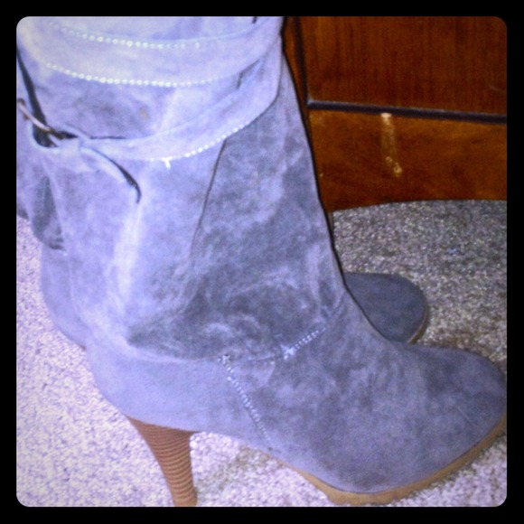 Grey suede like boots. - Picture 1 of 3