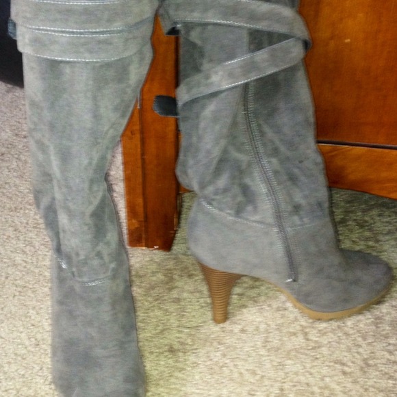 Grey suede like boots. - Picture 3 of 3