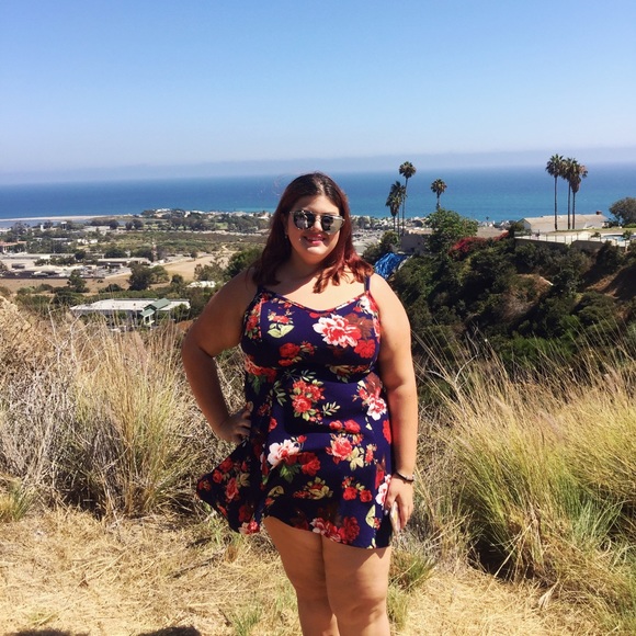 *Posh Ambassador* Meet your buyer/seller 🌙☀️ - Picture 2 of 4