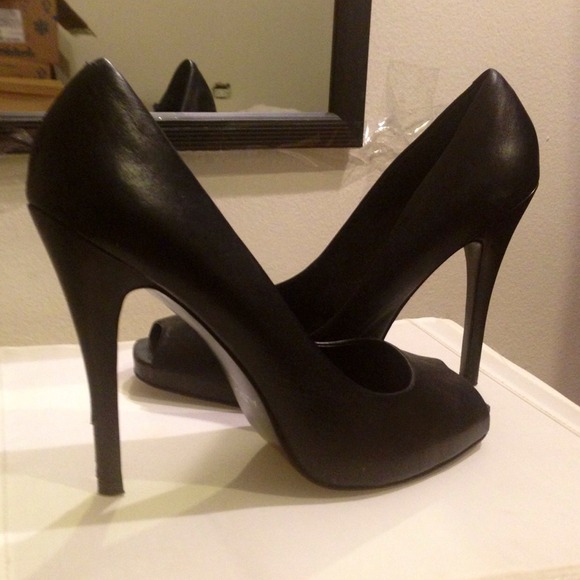 Classic Black Peep-toe Leather Pumps