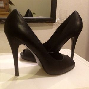 Classic Black Peep-toe Leather Pumps