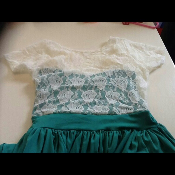 Dresses - Picture 2 of 4