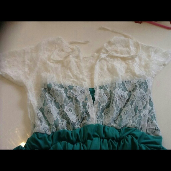 Dresses - Picture 3 of 4