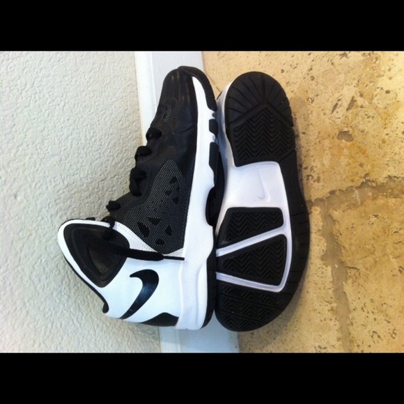 Nike basketball boys shoes. size 6 1/2