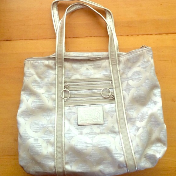 ⛔️TRADED!⛔️COACH POPPY SILVER Sateen Op Art Tote