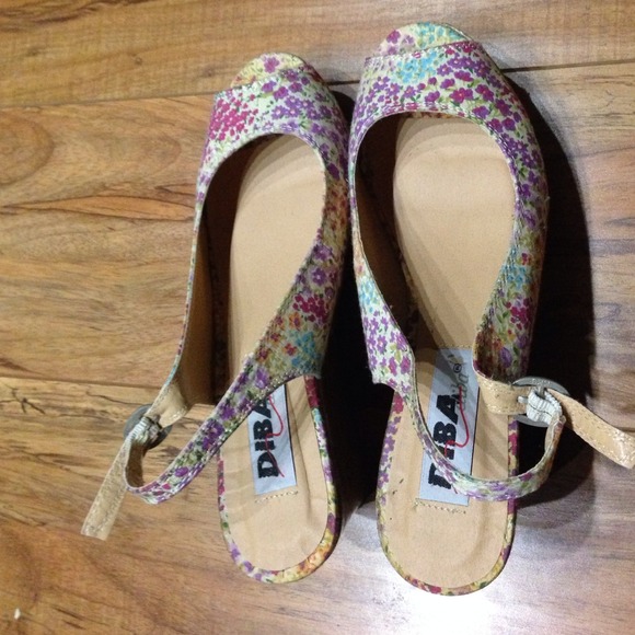 Floral shoe - Picture 1 of 3