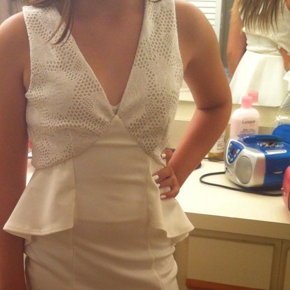 👗HPx5👗Flamingo Peplum ivory dress💰 - Picture 2 of 4