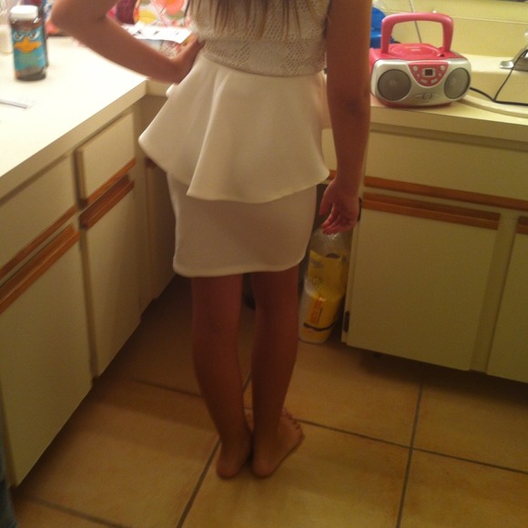 👗HPx5👗Flamingo Peplum ivory dress💰 - Picture 3 of 4