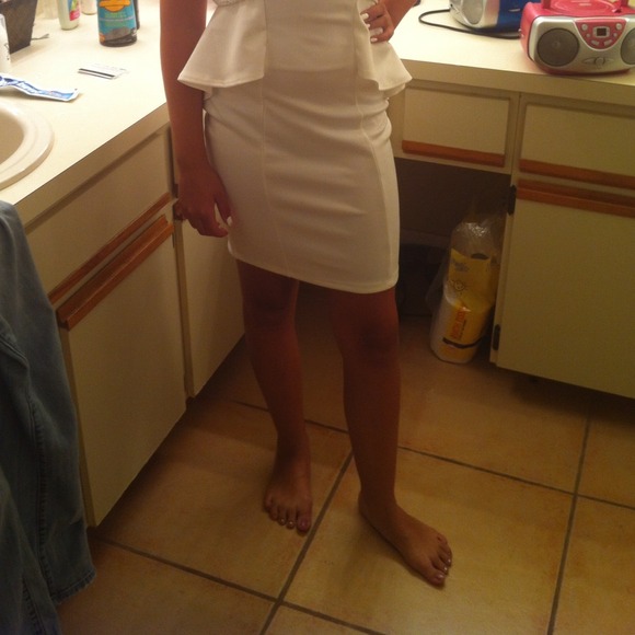 👗HPx5👗Flamingo Peplum ivory dress💰 - Picture 4 of 4