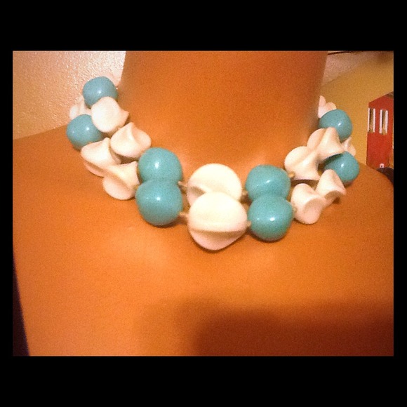 VINTAGE PLASIC BEAD NECKLACE 💋 FREE???