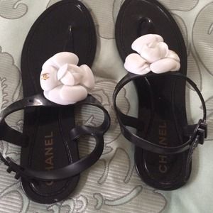 Traded Cute cc initial flower thong sandals