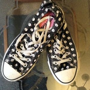~ RESERVED~ Black converse wih white skulls