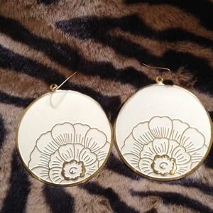 SALE! Flower medallion earrings NWOT