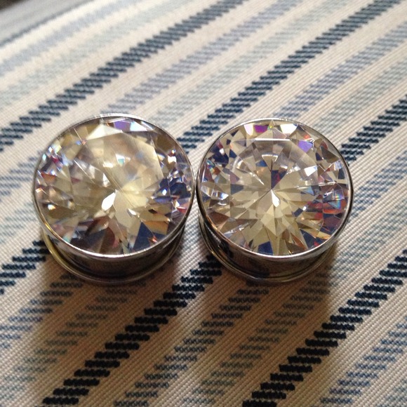3/4" diamond metal screw-on back plugs. Gorgeous.