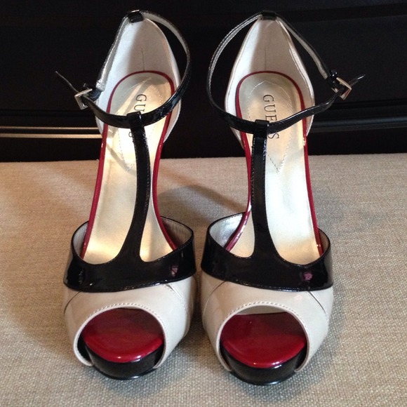 ❤️Multi colored GUESS pumps❤️
