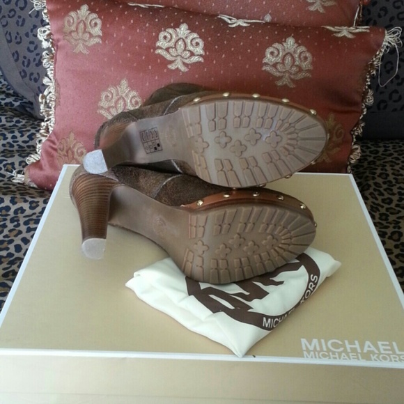 MKors Bootie leather Mocha ♠️FINAL REDUCTION♠️ - Picture 3 of 3