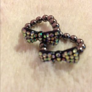 Bow ring in a dark bronze with diamonds