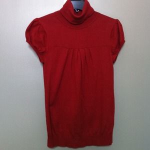 Short-sleeve turtleneck top