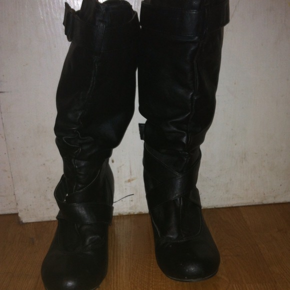 Buckle slouchy boots