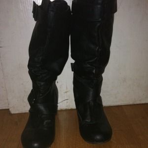 Buckle slouchy boots