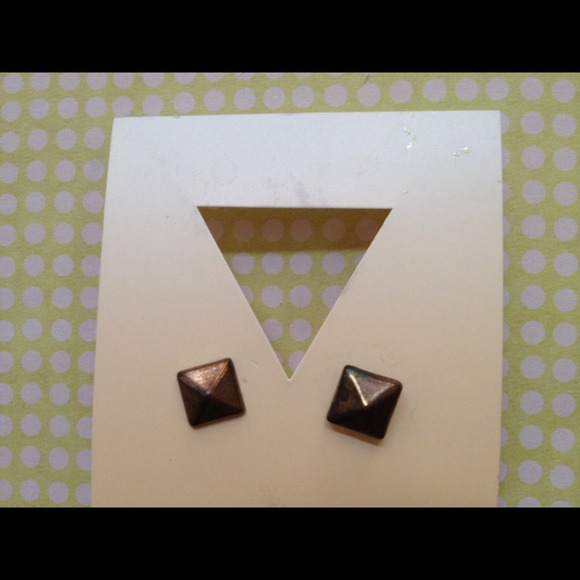 Stud Earrings💕