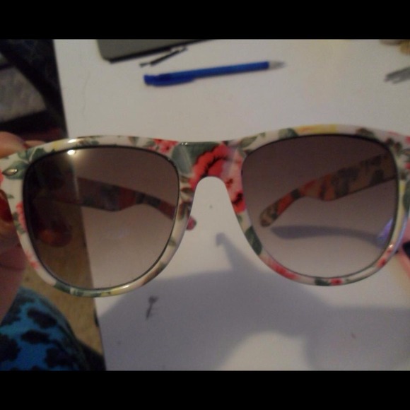TRADING. Floral Ray ban style sun glasses - Picture 2 of 4