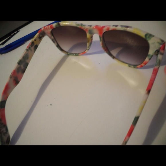 TRADING. Floral Ray ban style sun glasses - Picture 3 of 4