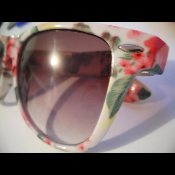 TRADING. Floral Ray ban style sun glasses - Picture 4 of 4
