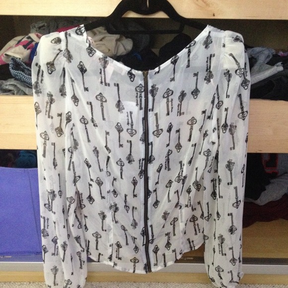 Forever 21 keys shirt - Picture 2 of 3