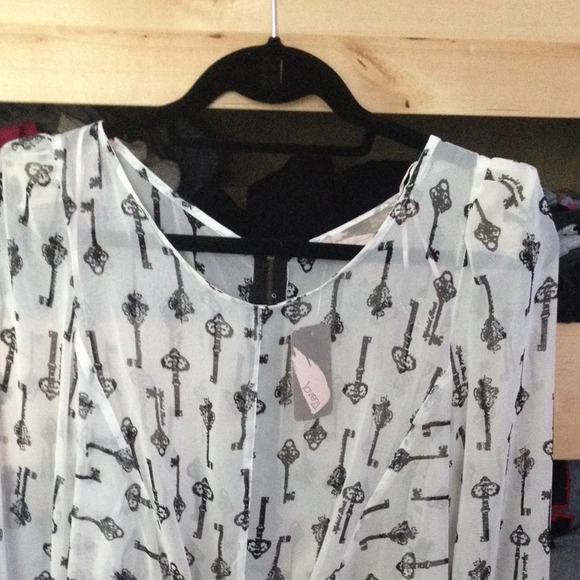 Forever 21 keys shirt - Picture 3 of 3